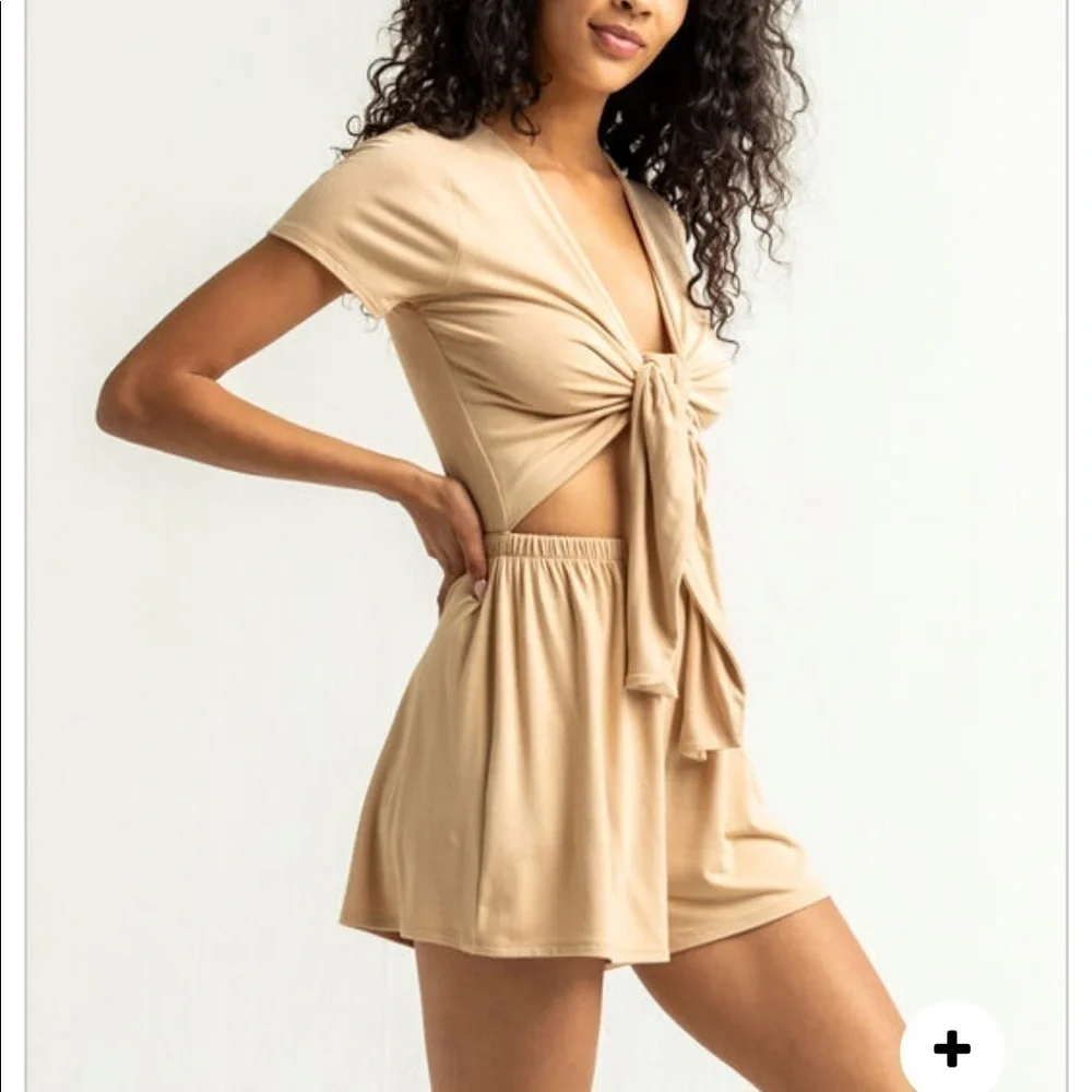 NWT tie front romper - Picture 2 of 5